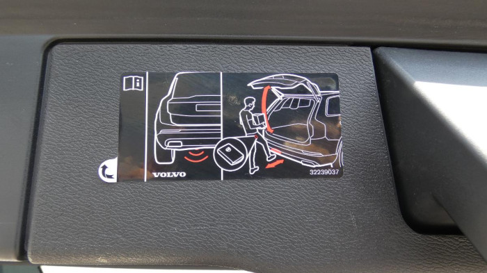 Volvo XC60 B4 AWD Momentum Pro na operativní leasing