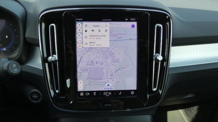 Volvo XC40 B3 Plus Dark na operativní leasing