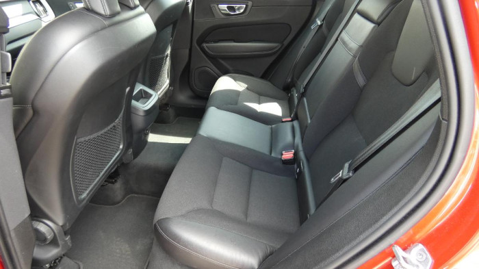 Volvo XC60 B4 AWD Momentum Pro na operativní leasing