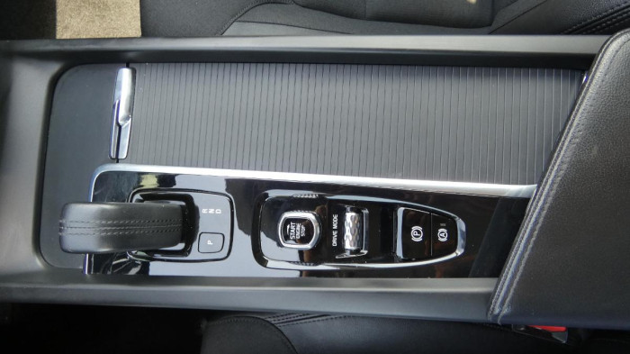 Volvo XC60 B4 AWD Momentum Pro na operativní leasing