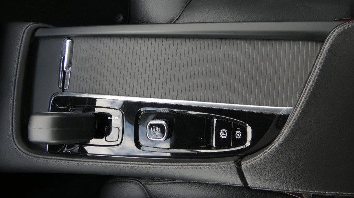 Volvo V90 B4 AWD Diesel Core na operativní leasing