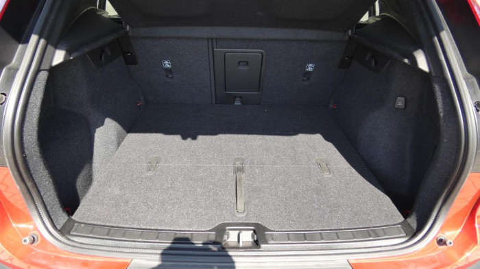 Volvo XC40 B4 AWD Core DCT na operativní leasing