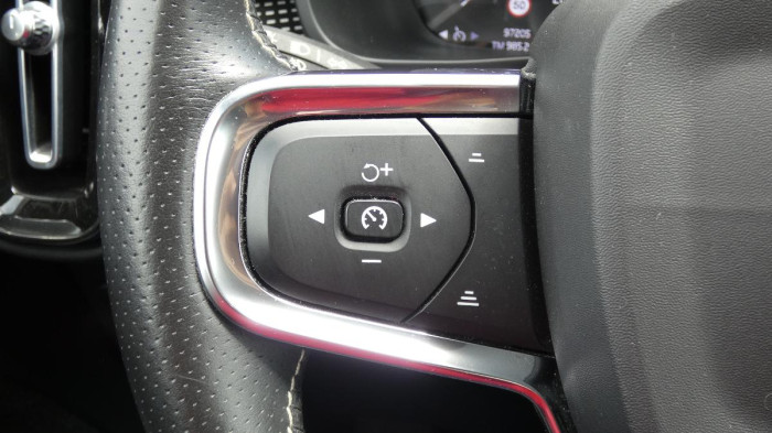 Volvo XC40 B4 FWD R-Design na operativní leasing