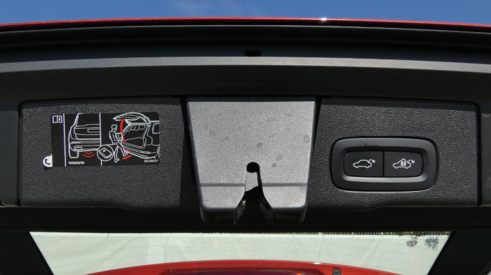 Volvo XC60 B4 AWD Momentum Pro Auto na operativní leasing