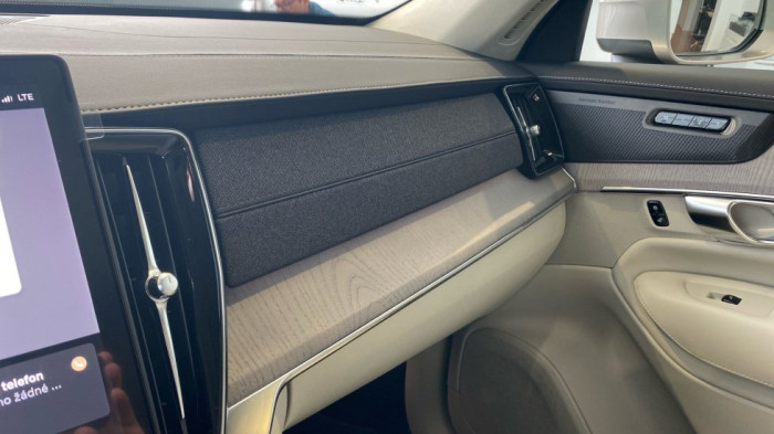 Volvo XC90 ULTRA BRIGHT, B5 AWD, 184+10 kW / 250+14 HP na operativní leasing