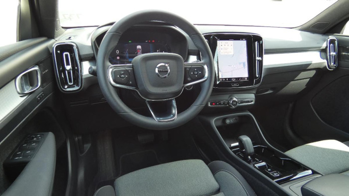 Volvo XC40 B3 mHEV Plus Dark aut. na operativní leasing