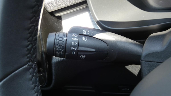 Volvo XC40 B4 AWD Plus Dark na operativní leasing