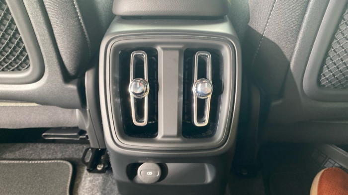 Volvo XC40 PLUS BLACK EDITION, B4 FWD, 145+10 kW / 197+14 HP na operativní leasing