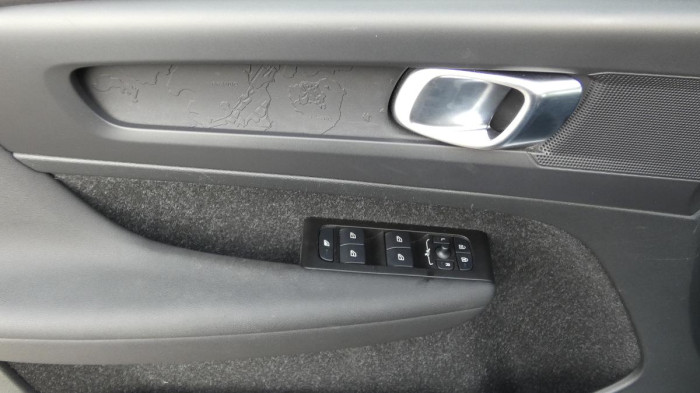 Volvo XC40 T2 FWD Momentum Auto na operativní leasing