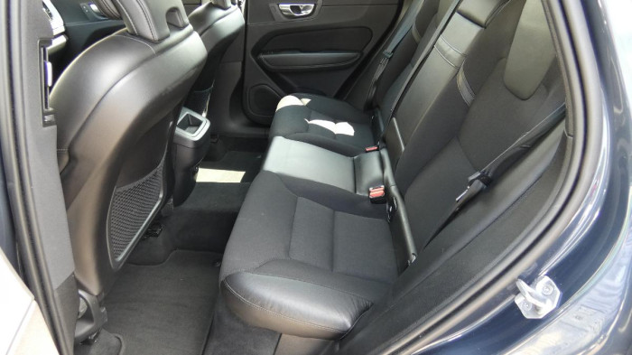 Volvo XC60 B4 AWD Momentum Pro na operativní leasing