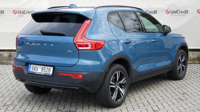 Volvo XC40 B4 AWD mHEV Plus Dark aut. na operativní leasing