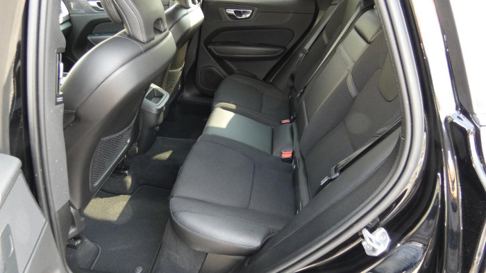 Volvo XC60 B4 FWD Momentum Auto na operativní leasing