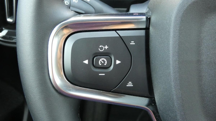 Volvo XC40 B4 AWD Core DCT na operativní leasing