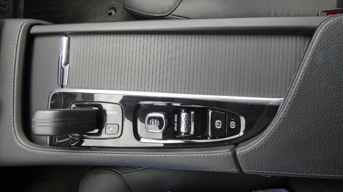 Volvo V90 B4 mHEV AWD aut. Momentum Pro na operativní leasing