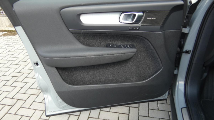 Volvo XC40 B3 Plus Dark na operativní leasing