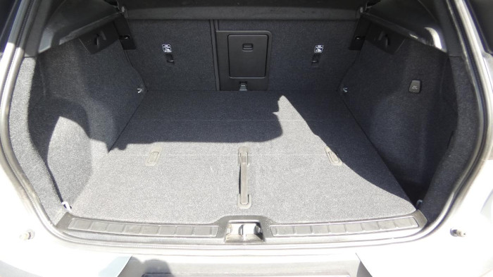 Volvo XC40 B3 mHEV Plus Dark aut. na operativní leasing