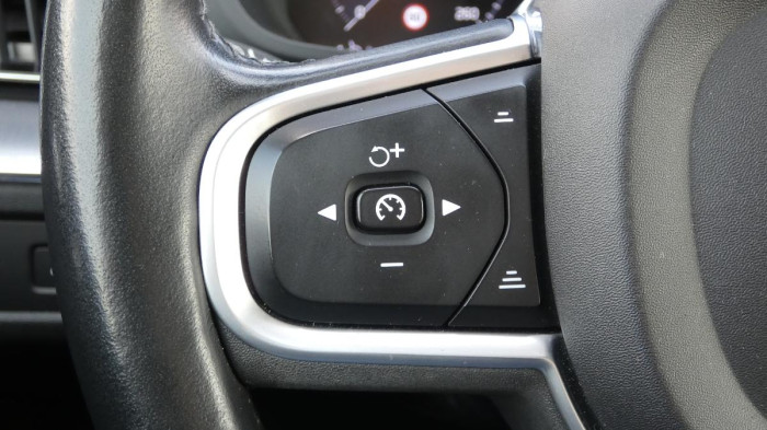 Volvo XC60 B4 FWD Momentum Auto na operativní leasing