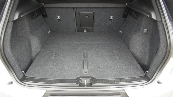 Volvo XC40 B3 mHEV Plus Dark aut. na operativní leasing