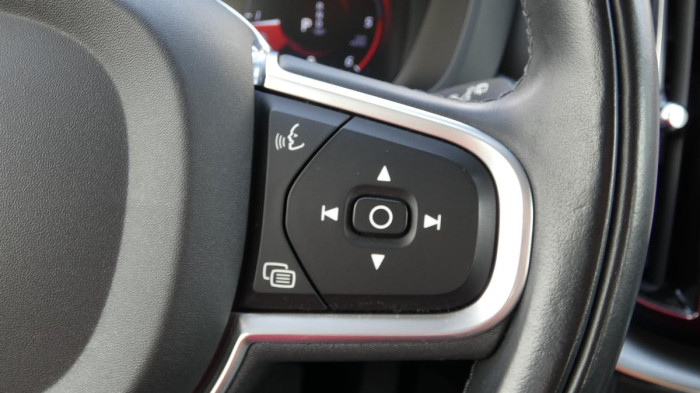 Volvo XC60 B4 AWD Momentum Pro Auto na operativní leasing