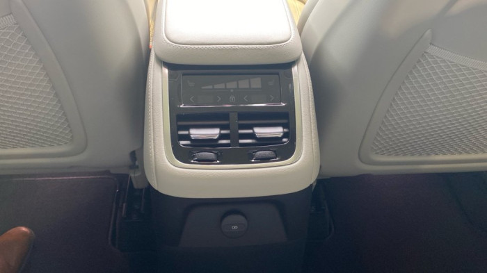 Volvo XC90 ULTRA BRIGHT, B5 AWD, 184+10 kW / 250+14 HP na operativní leasing