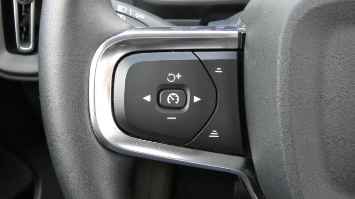 Volvo XC40 T2 FWD Momentum Auto na operativní leasing