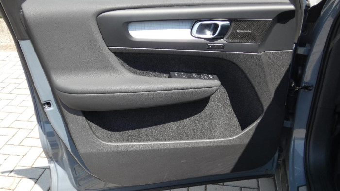 Volvo XC40 B4 AWD Plus Dark na operativní leasing