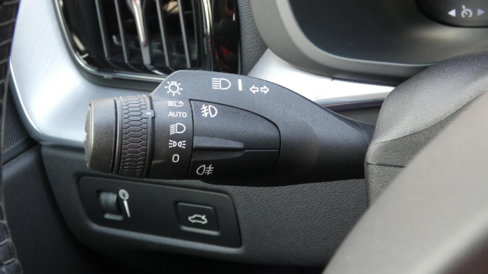 Volvo XC60 B4 AWD Momentum Pro Auto na operativní leasing