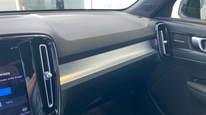 Volvo XC40 PLUS BLACK EDITION, B4 FWD, 145+10 kW / 197+14 HP na operativní leasing