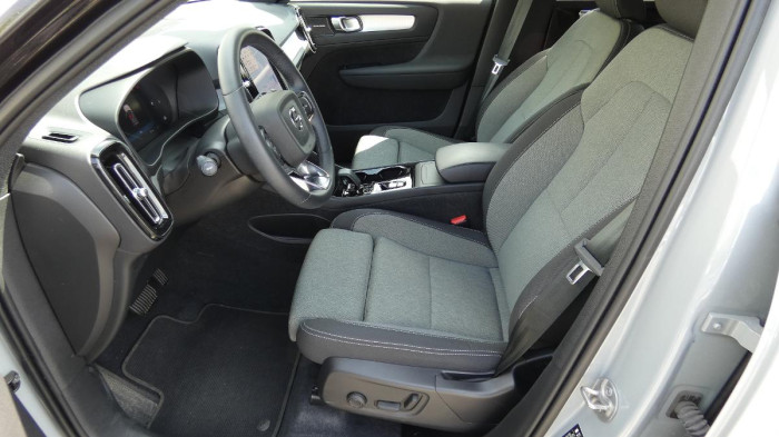 Volvo XC40 B3 mHEV Plus Dark aut. na operativní leasing