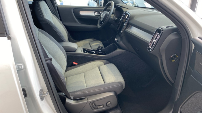 Volvo XC40 PLUS BLACK EDITION, B4 FWD, 145+10 kW / 197+14 HP na operativní leasing