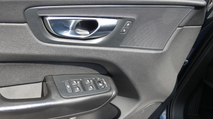 Volvo XC60 B4 AWD Momentum Pro na operativní leasing