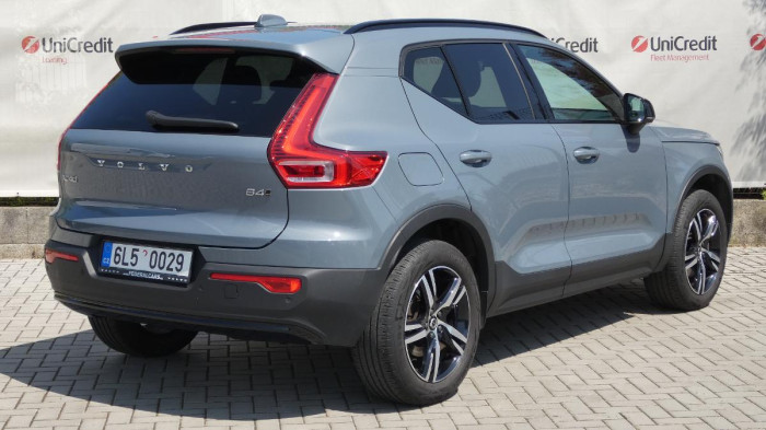 Volvo XC40 B4 AWD Plus Dark na operativní leasing