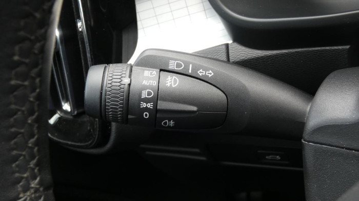 Volvo XC40 B4 AWD mHEV Plus Dark aut. na operativní leasing