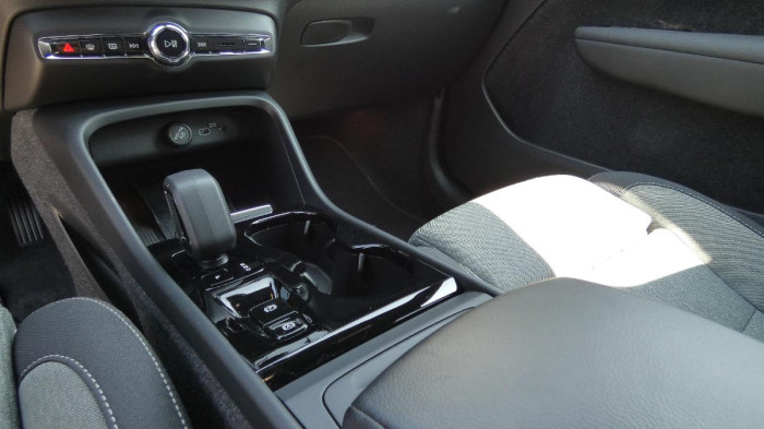 Volvo XC40 B4 AWD Plus Dark na operativní leasing