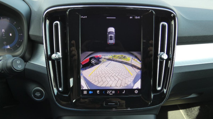 Volvo XC40 B3 Plus Dark na operativní leasing