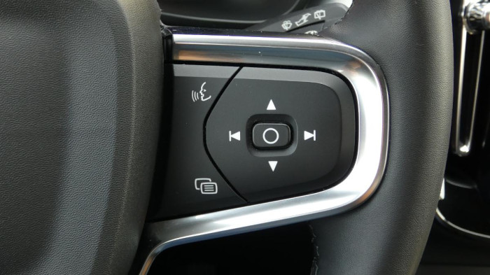 Volvo XC40 B4 AWD Plus Dark na operativní leasing