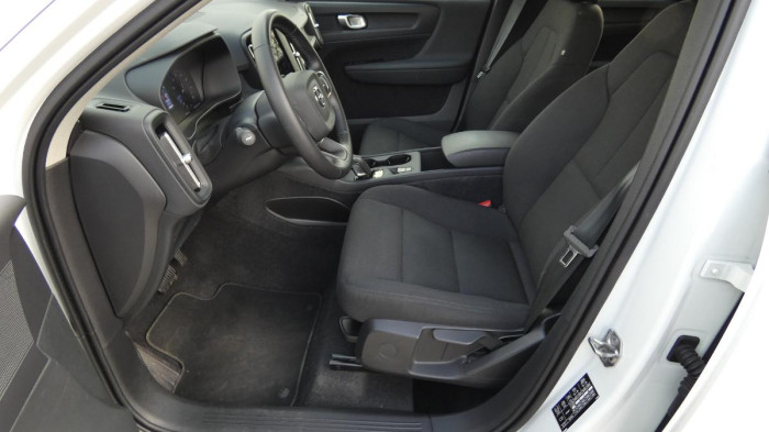 Volvo XC40 T2 FWD Momentum Auto na operativní leasing