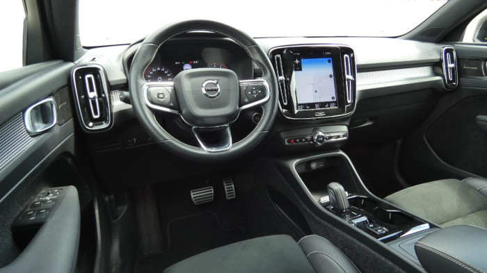 Volvo XC40 B4 FWD R-Design na operativní leasing