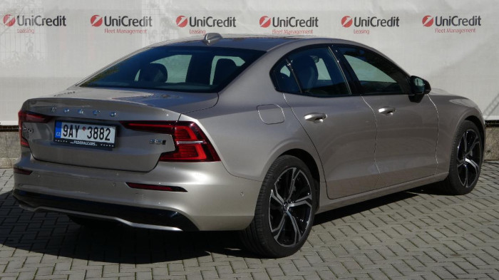 Volvo S60 B5 AWD Ultimate Dark na operativní leasing