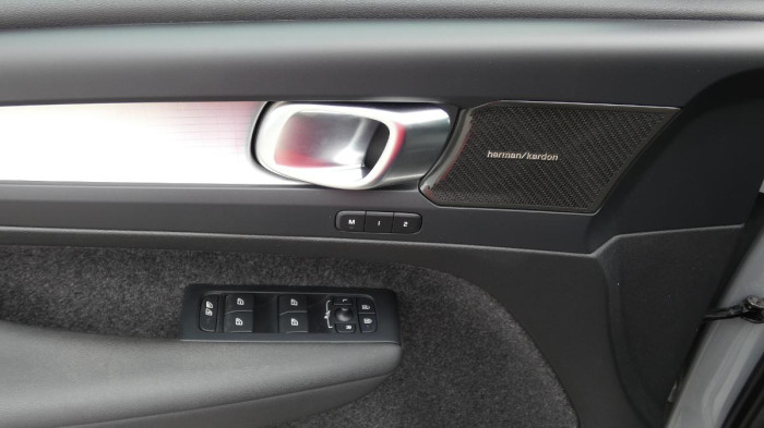 Volvo XC40 B3 mHEV Plus Dark aut. na operativní leasing