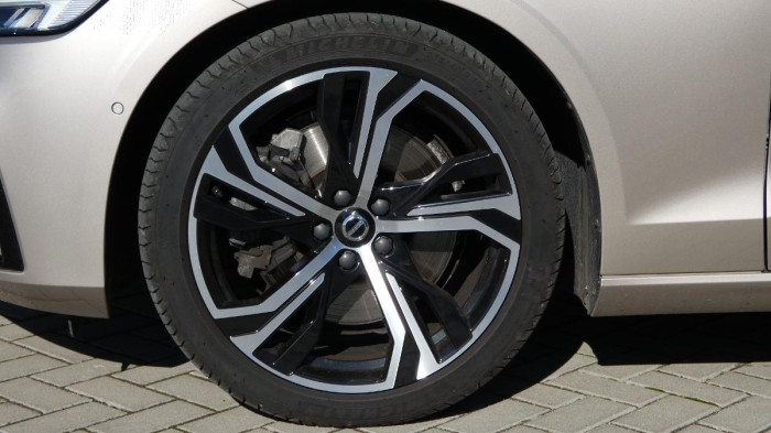 Volvo S60 B5 AWD Ultimate Dark na operativní leasing