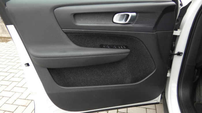 Volvo XC40 T2 FWD Momentum Core na operativní leasing