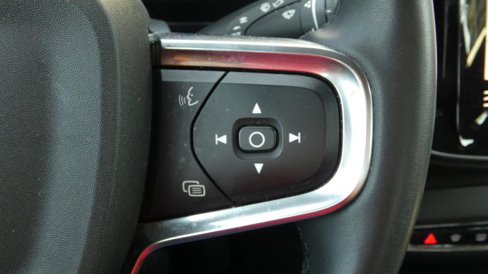 Volvo XC40 B3 FWD Momentum na operativní leasing