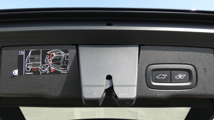 Volvo XC60 B4 FWD Momentum Auto na operativní leasing