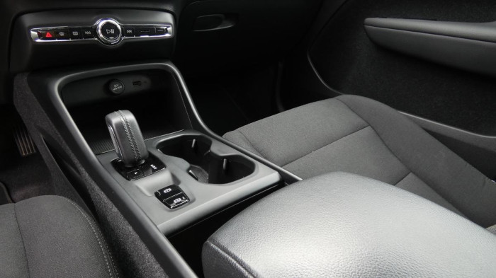 Volvo XC40 T2 FWD Momentum Core na operativní leasing