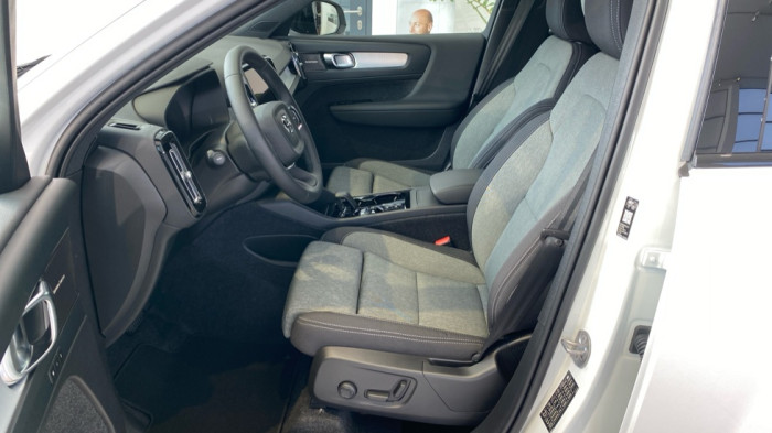 Volvo XC40 PLUS BLACK EDITION, B4 FWD, 145+10 kW / 197+14 HP na operativní leasing