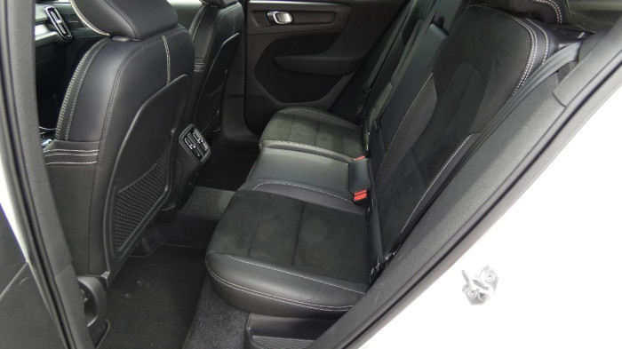 Volvo XC40 B4 FWD R-Design na operativní leasing