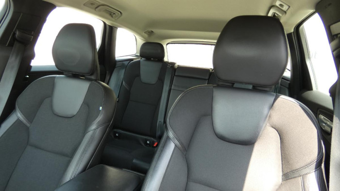 Volvo XC60 B4 AWD Momentum Pro na operativní leasing