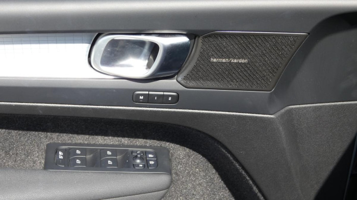 Volvo XC40 B3 mHEV Plus Dark aut. na operativní leasing