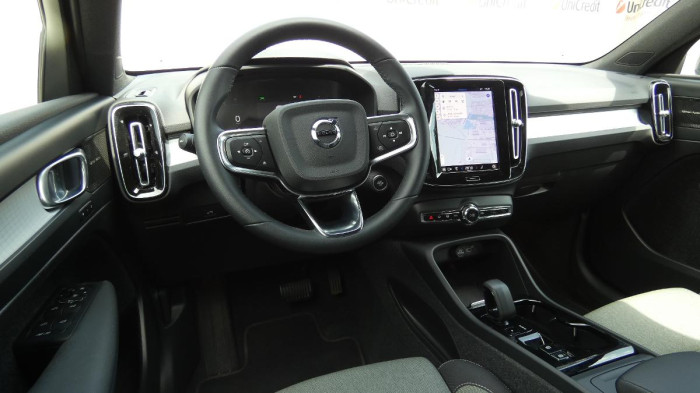 Volvo XC40 B4 AWD Plus Dark na operativní leasing